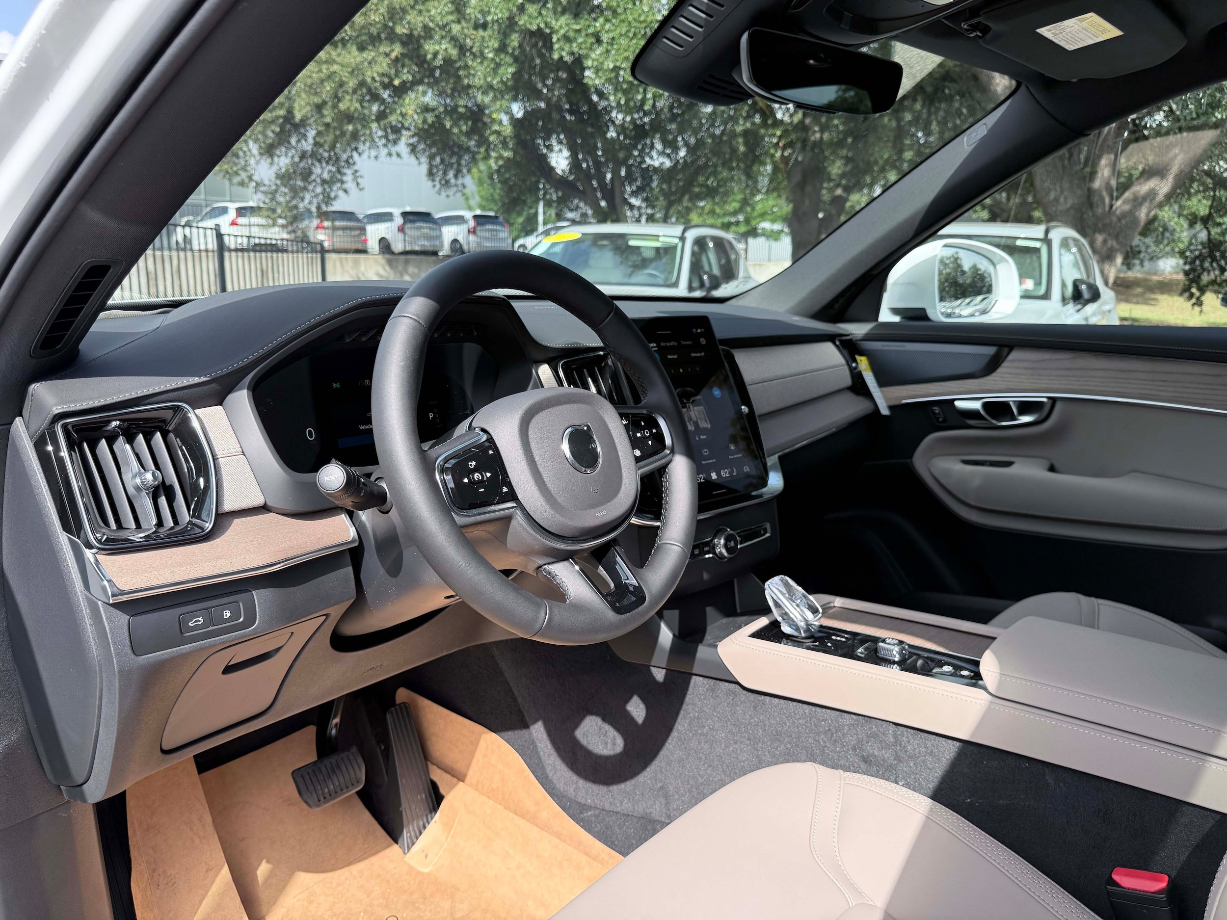 New 2026 Volvo XC90 T8 Plus w/ Protection Package Premier AWD/4WD image 11