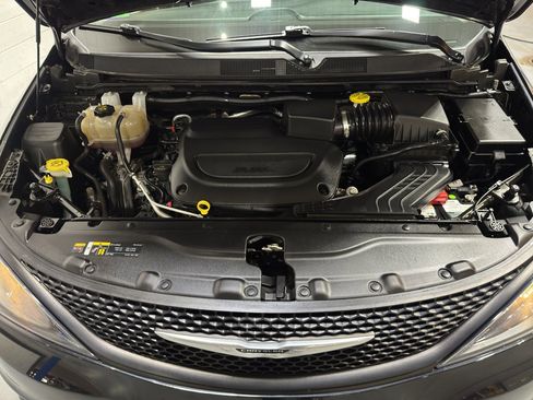 Used 2023 Chrysler Voyager LX image 36