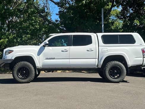 Used 2021 Toyota Tacoma TRD Sport AWD/4WD image 5