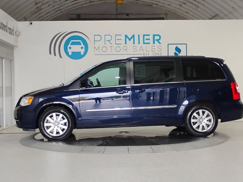 Used 2016 Chrysler Town & Country Touring image 2