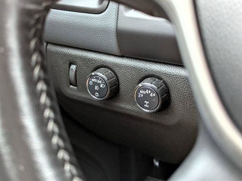 Used 2022 Chevrolet Colorado Z71 AWD/4WD image 18
