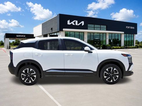 Used 2025 Nissan Kicks SV AWD/4WD image 4