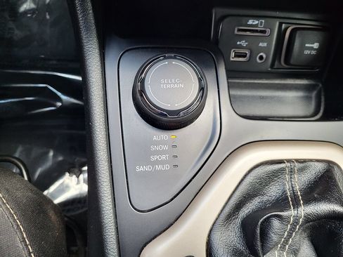Used 2015 Jeep Cherokee Latitude w/ Cold Weather Group AWD/4WD image 29