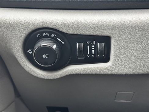 Certified 2019 Chrysler Pacifica Touring-L image 25