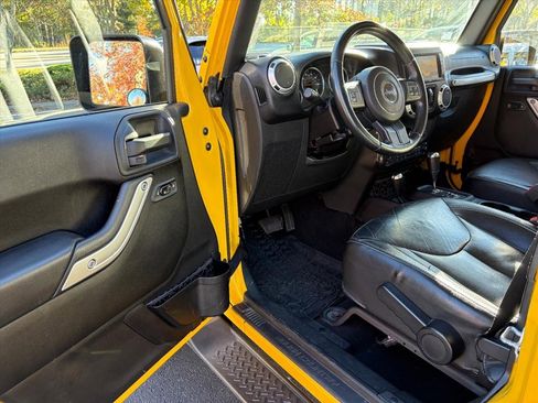Used 2015 Jeep Wrangler Unlimited Sahara image 13