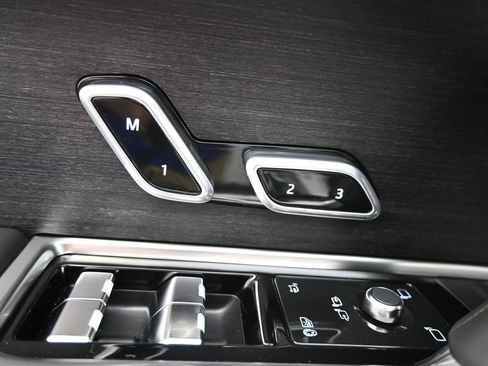 New 2025 Land Rover Range Rover Long Wheelbase SE image 25