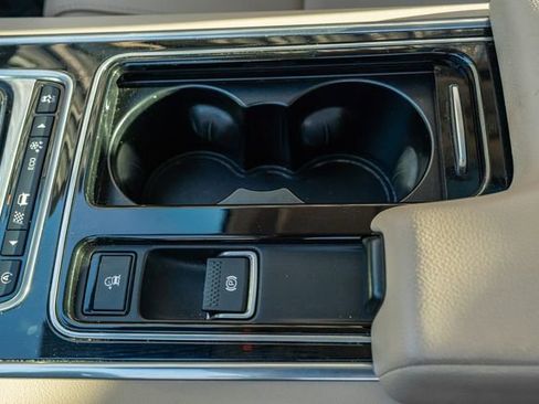 Used 2016 Jaguar XF Premium image 32