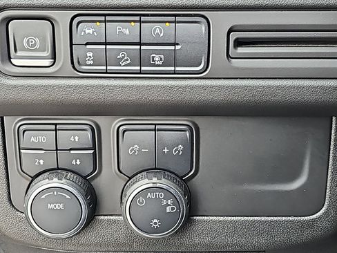 Used 2023 Chevrolet Tahoe Z71 w/ Luxury Package image 32