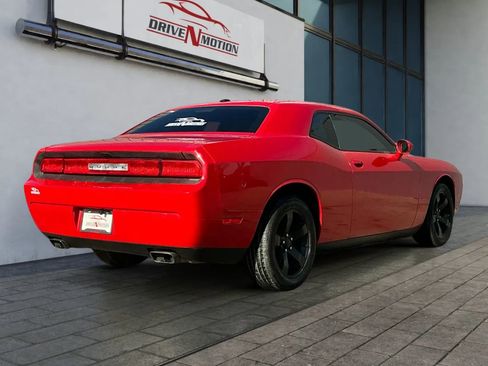 Used 2014 Dodge Challenger SXT image 3