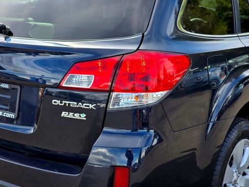 Used 2012 Subaru Outback 2.5i Premium w/ All-Weather Pkg AWD/4WD image 11