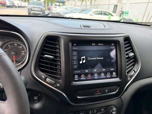 Used 2022 Jeep Cherokee Latitude Lux FWD image 3