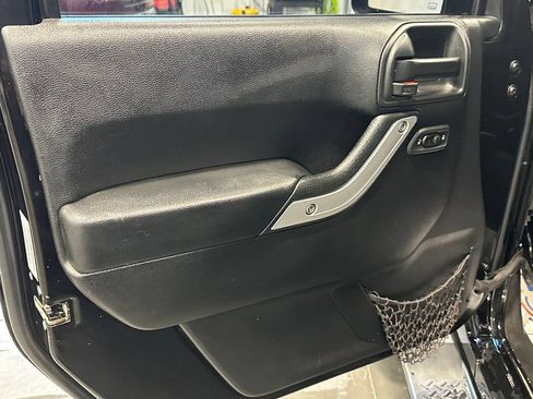Used 2016 Jeep Wrangler Unlimited Sahara w/ Connectivity Group AWD/4WD image 12
