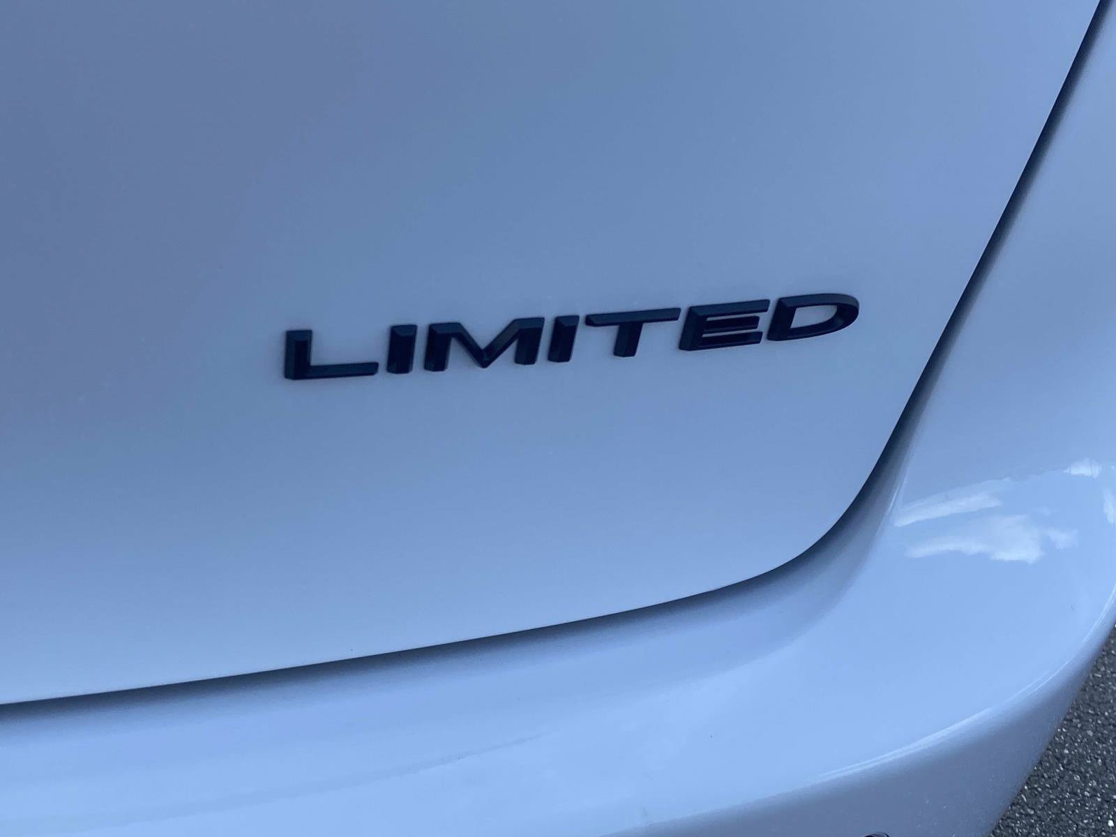 Used 2025 Chrysler Pacifica Limited FWD image 6