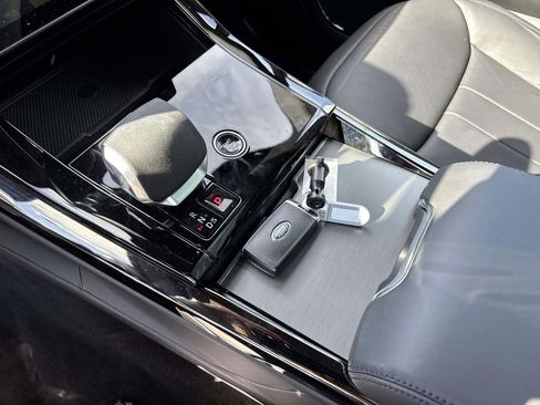 Used 2025 Land Rover Range Rover Sport image 18