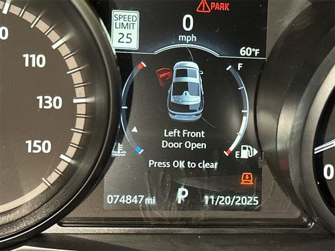 Used 2017 Land Rover Discovery HSE image 31