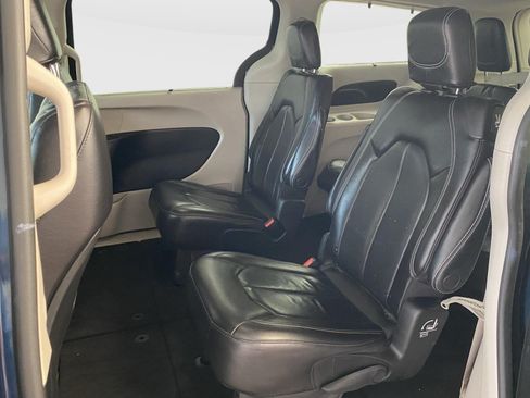 Used 2022 Chrysler Pacifica Touring-L FWD image 15