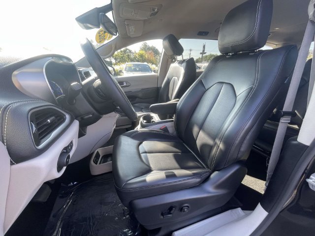 Used 2023 Chrysler Pacifica Touring-L FWD image 17