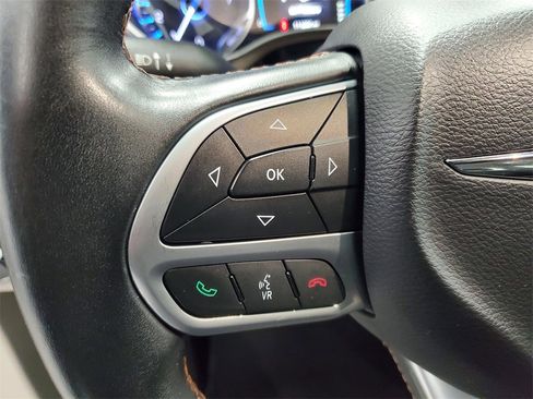 Used 2017 Chrysler Pacifica Touring-L image 14