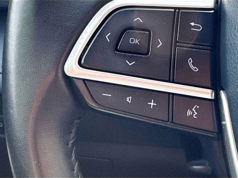 Used 2023 Toyota Highlander LE FWD image 12