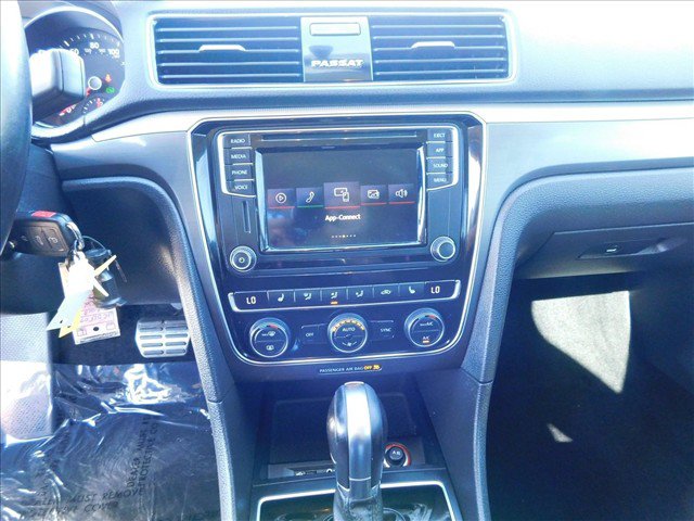 Used 2018 Volkswagen Passat 2.0T R-Line w/ R-Line Lighting Package FWD image 21