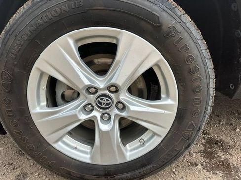 Used 2020 Toyota RAV4 LE AWD/4WD image 15