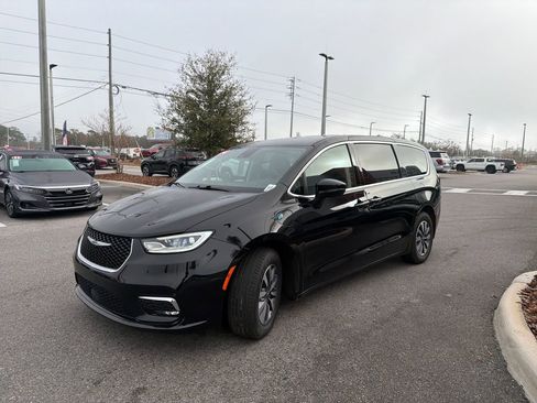 Used 2024 Chrysler Pacifica Select image 5