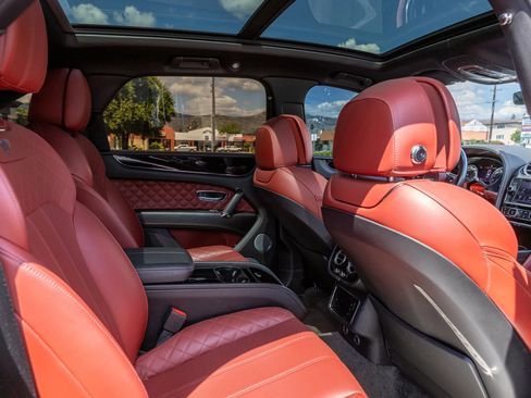 Used 2017 Bentley Bentayga AWD/4WD image 38