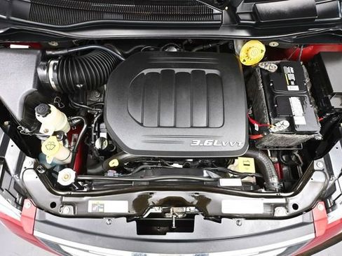 Used 2016 Chrysler Town & Country Touring-L FWD image 41