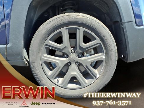 Used 2018 Jeep Renegade Latitude AWD/4WD image 9