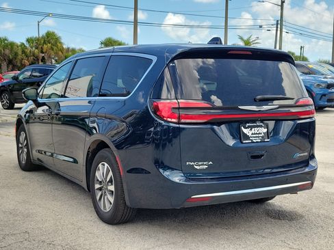 Used 2025 Chrysler Pacifica Select FWD image 3
