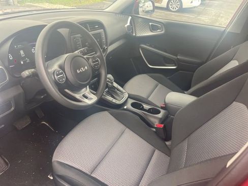 Used 2025 Kia Soul LX w/ LX Technology Package FWD image 10