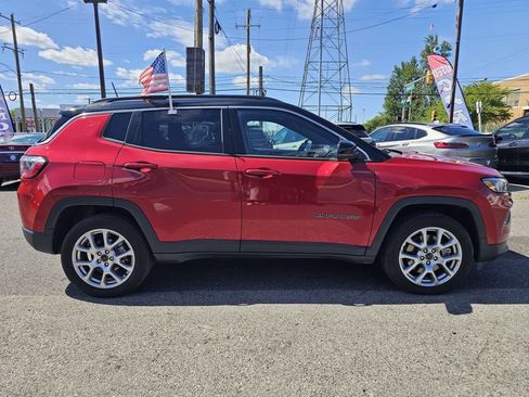 Used 2025 Jeep Compass Limited AWD/4WD image 4