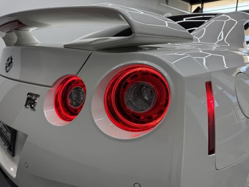 Used 2020 Nissan GT-R Premium AWD/4WD image 37