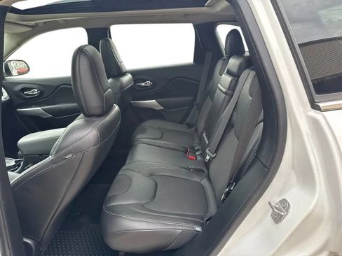 Used 2018 Jeep Cherokee Latitude Plus w/ Comfort/Convenience Group AWD/4WD image 23