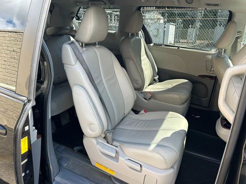 Used 2014 Toyota Sienna XLE AWD/4WD image 19