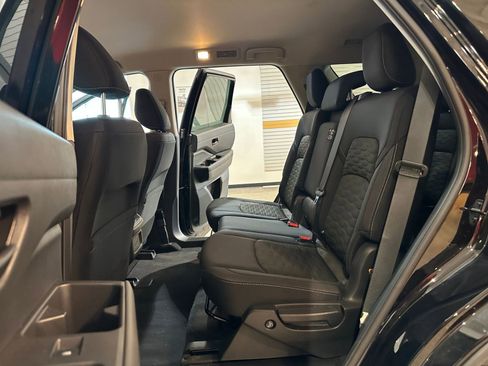 Used 2025 Nissan Pathfinder SV image 27