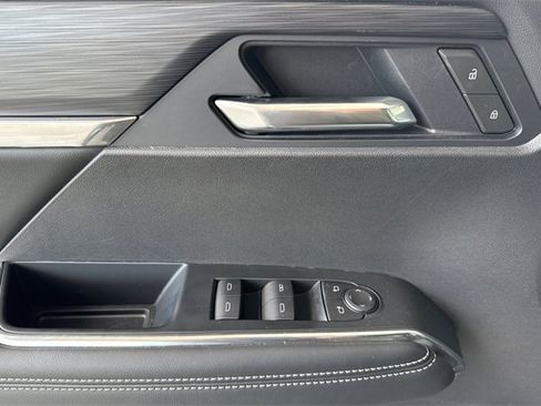 Used 2025 GMC Acadia Elevation image 11