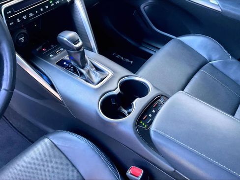 Used 2023 Toyota Venza Limited image 16