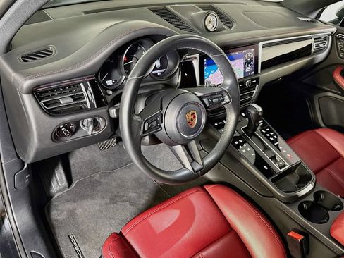 Certified 2025 Porsche Macan AWD/4WD image 4