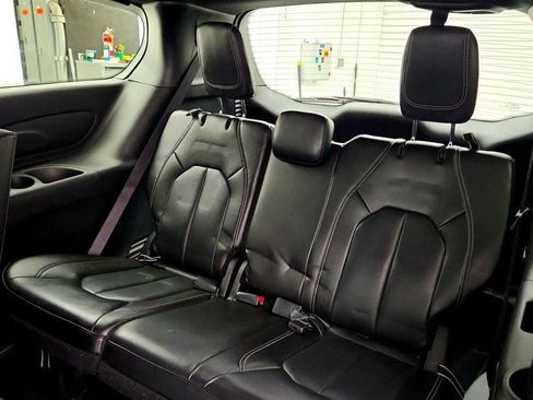 Used 2024 Chrysler Pacifica Limited FWD image 23
