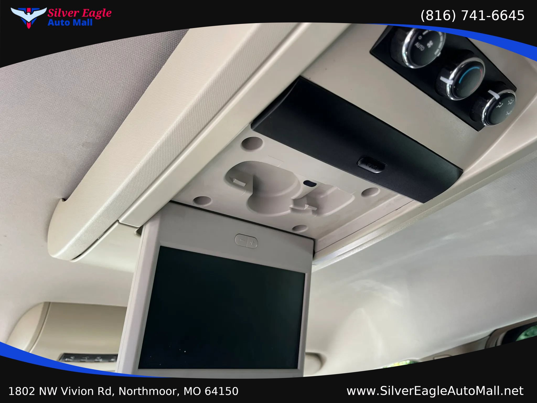 Used 2012 Chrysler Town & Country Touring w/ Entertainment Group #1 FWD image 9