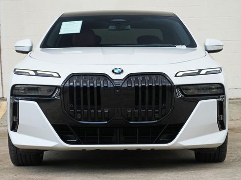 Used 2023 BMW 740i w/ Parking Assistance Package RWD image 7