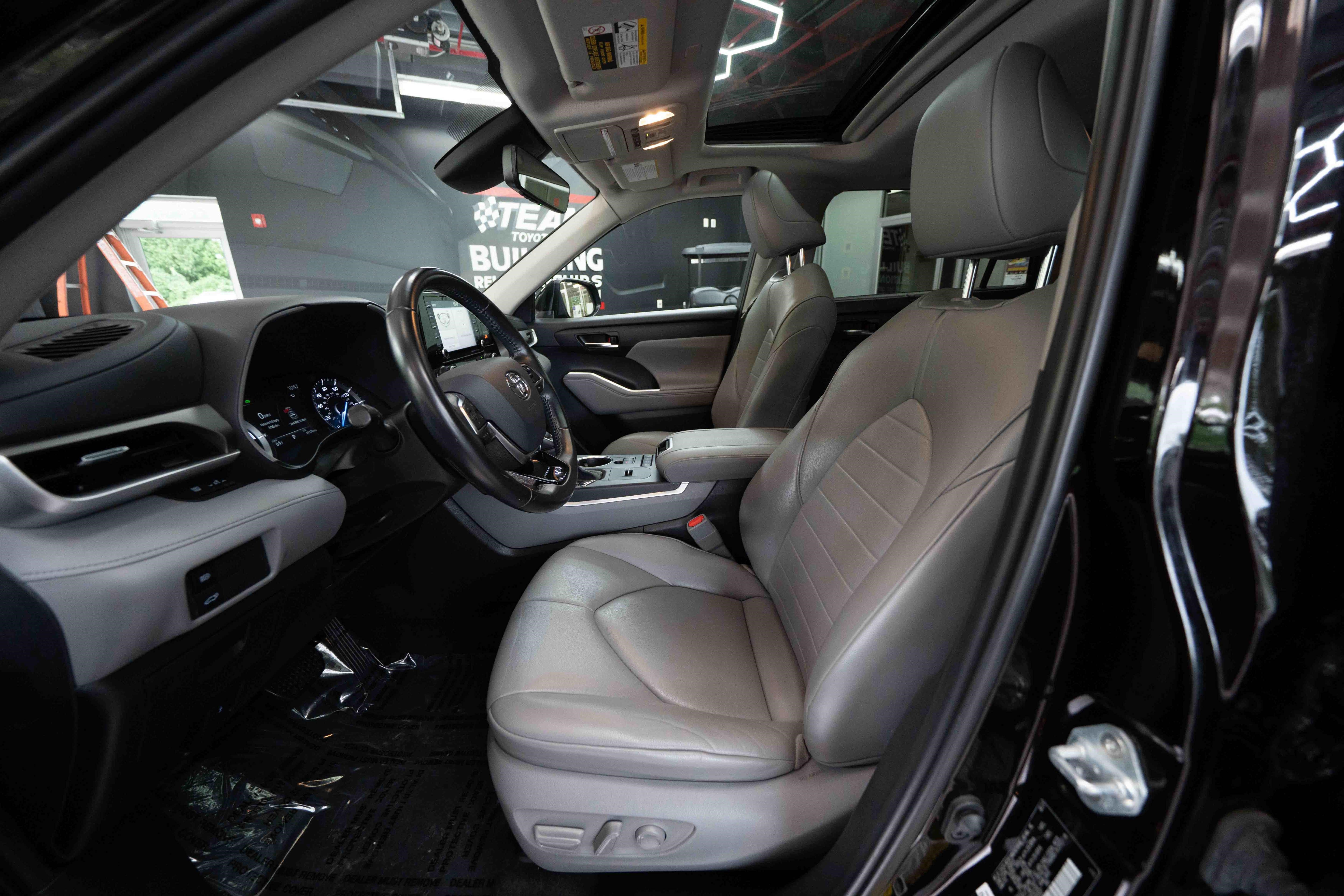 Used 2021 Toyota Highlander XLE AWD/4WD image 9