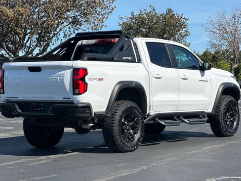 Used 2025 Chevrolet Colorado ZR2 w/ Midnight Edition AWD/4WD image 4