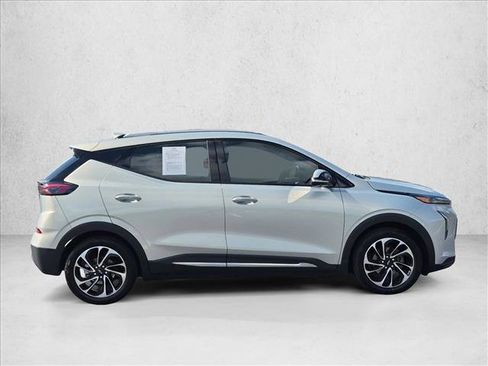 Used 2023 Chevrolet Bolt EUV Premier w/ Sun & Sound Package FWD image 4