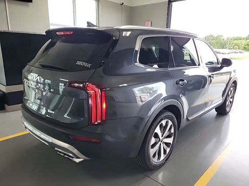 Used 2022 Kia Telluride EX w/ EX Premium Package FWD image 3
