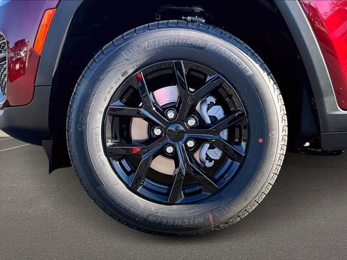 New 2025 Jeep Grand Cherokee Altitude image 8