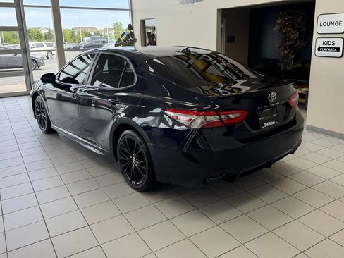 Used 2019 Toyota Camry SE FWD image 3