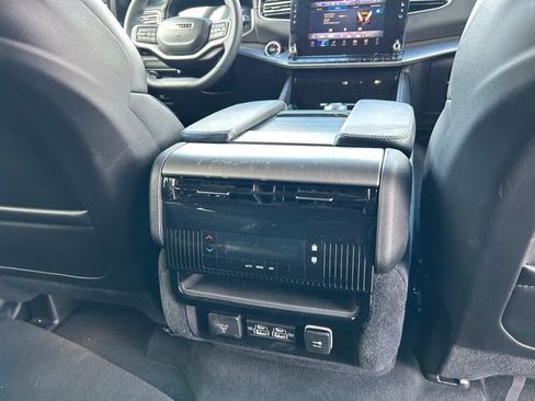 Used 2025 Jeep Wagoneer L 4WD image 19