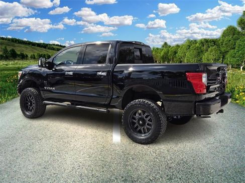 Used 2021 Nissan Titan SV w/ SV Convenience Package image 4